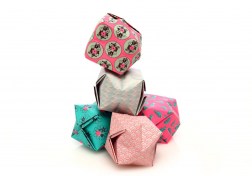 Η MonPetit Art, με το Origami kit - Pink, δίνει στα παιδιά την δυνατότητα να ζήσουν απίστευτες στιγμές δημιουργικότητας και να μάθουν να συγκεντρώνονται σε κάτι.  Το Origami kit - Pink σχεδιάστηκε από τους καλλιτέχνες Georges & Rosalie.